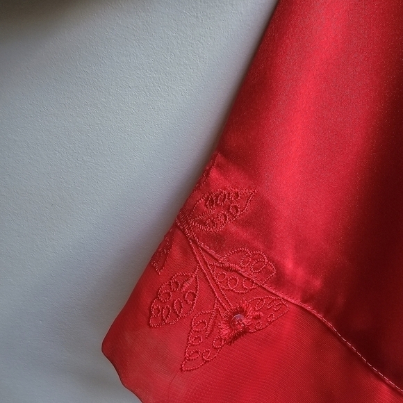 Morgan Taylor Intimates Robe in Deep Red Satin with Gauzy Trim, Size Large - Picture 4 of 9